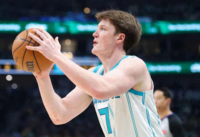 236个三分！20岁菜鸟打成联盟第一，黄蜂重建成功，他冲历史纪录|克尼佩尔|圣安东尼奥马刺队|夏洛特黄蜂队|NBA常规赛|文班亚马_新浪体育_新浪新闻